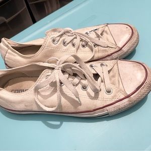 White Low top converse chuck taylor